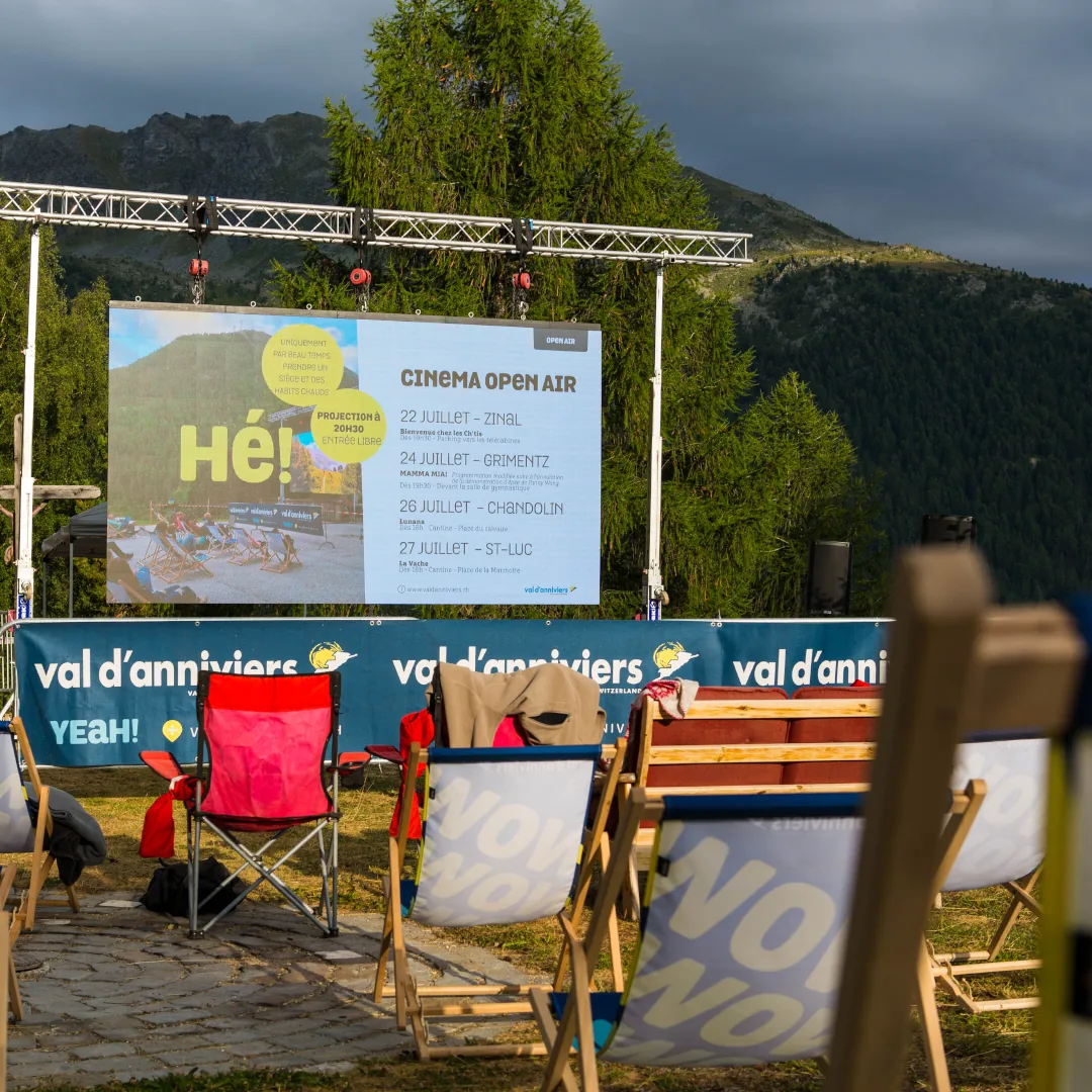 Grand écran LED installé pour une projection en plein air