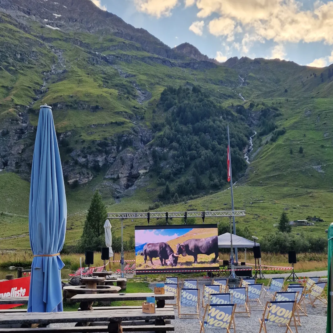 Projection plein air avec écran LED dans un décor de montagne