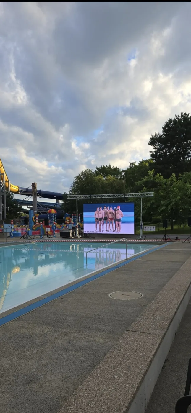 Cinéma plein air installé au bord d’une piscine