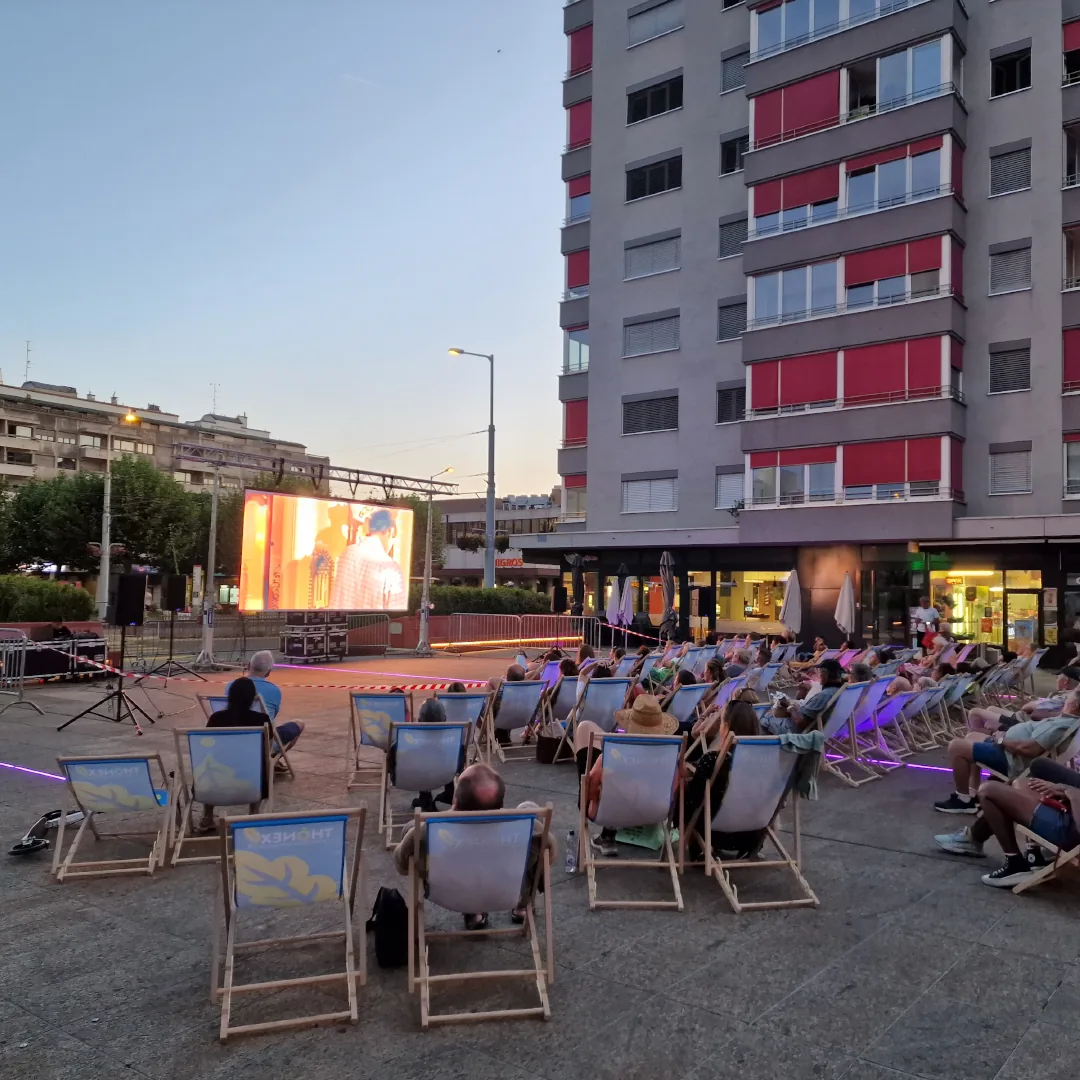 Public installé en transats devant un cinéma plein air