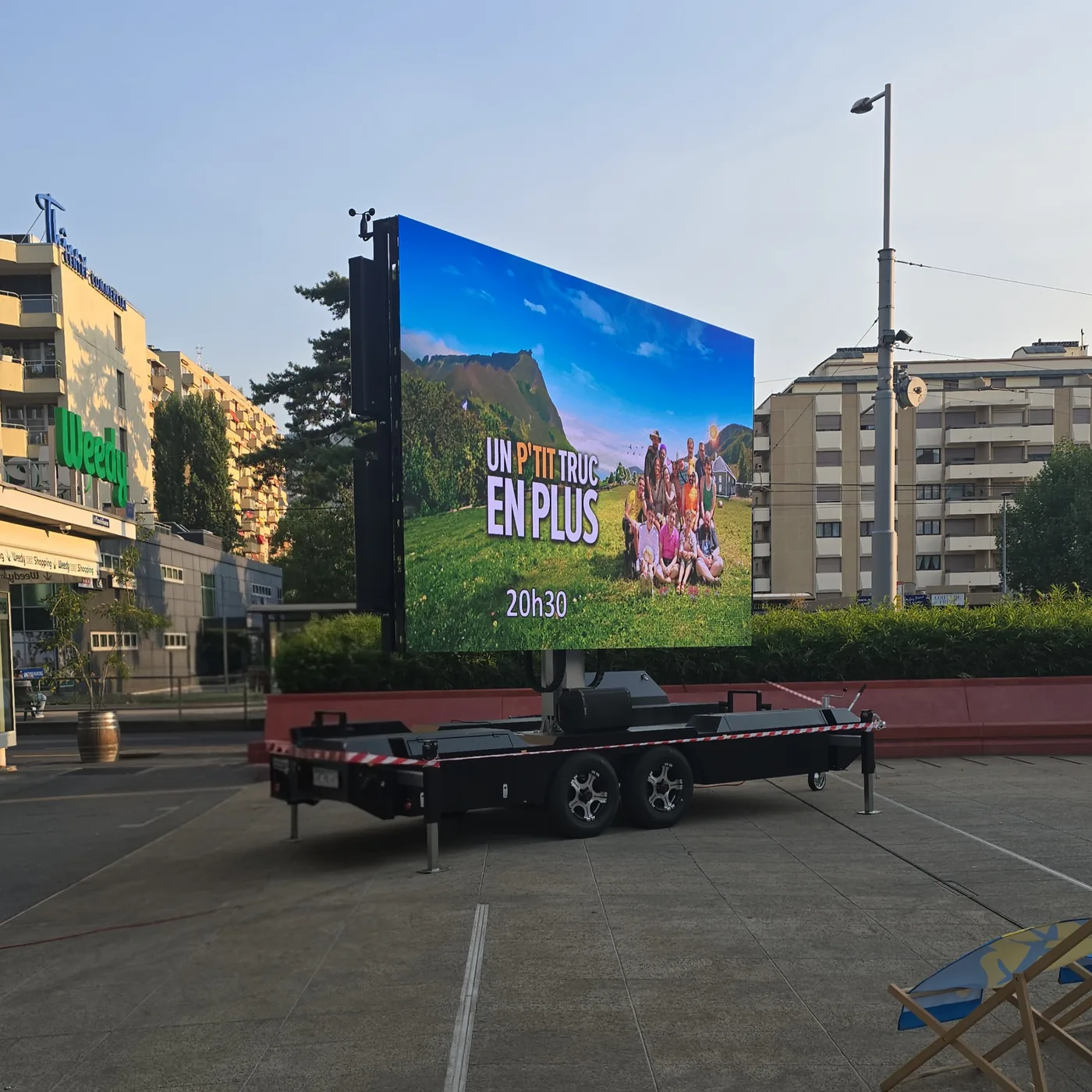 Écran LED sur remorque installé en ville
