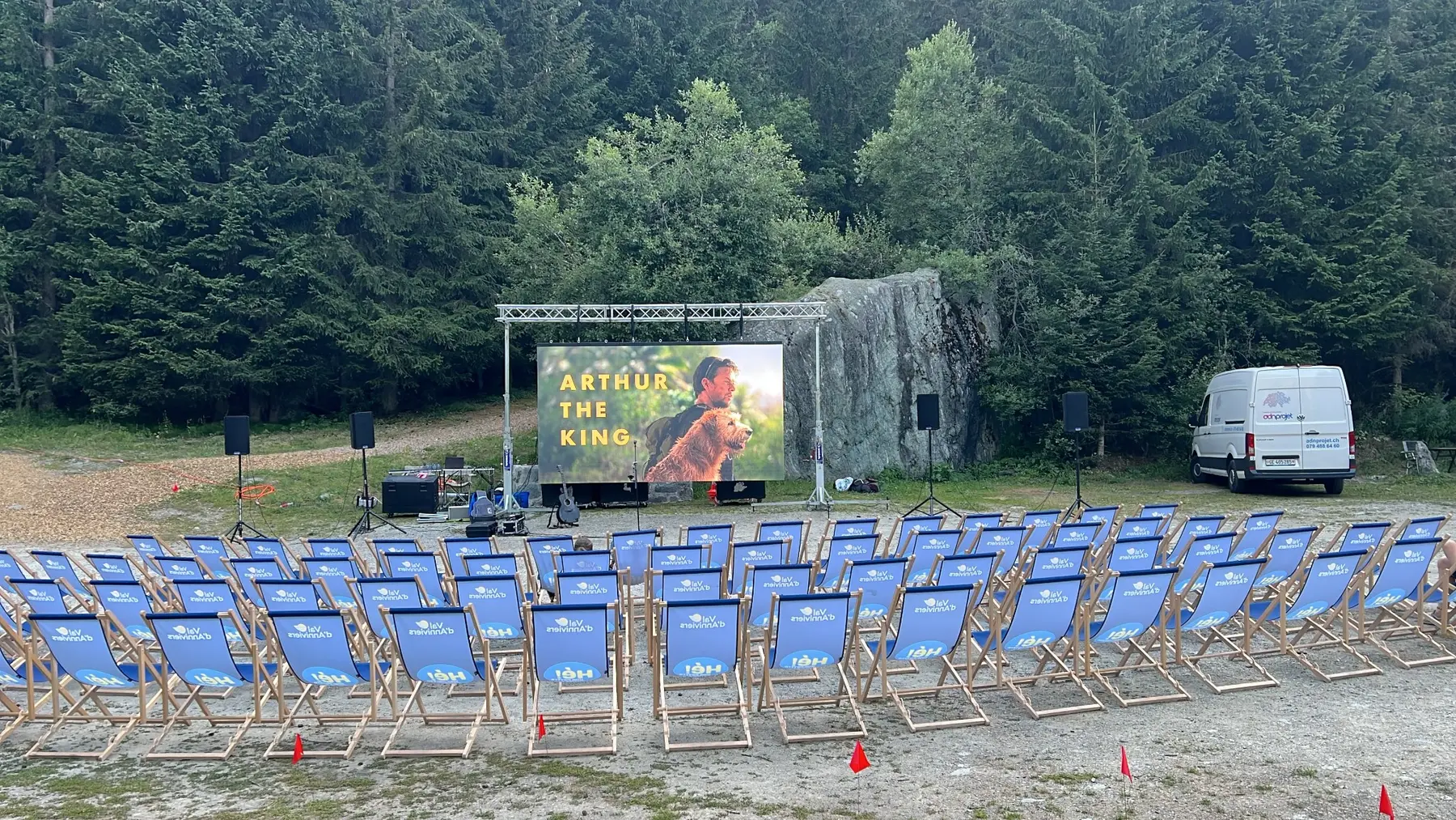 Cinéma plein air installé dans un décor de forêt