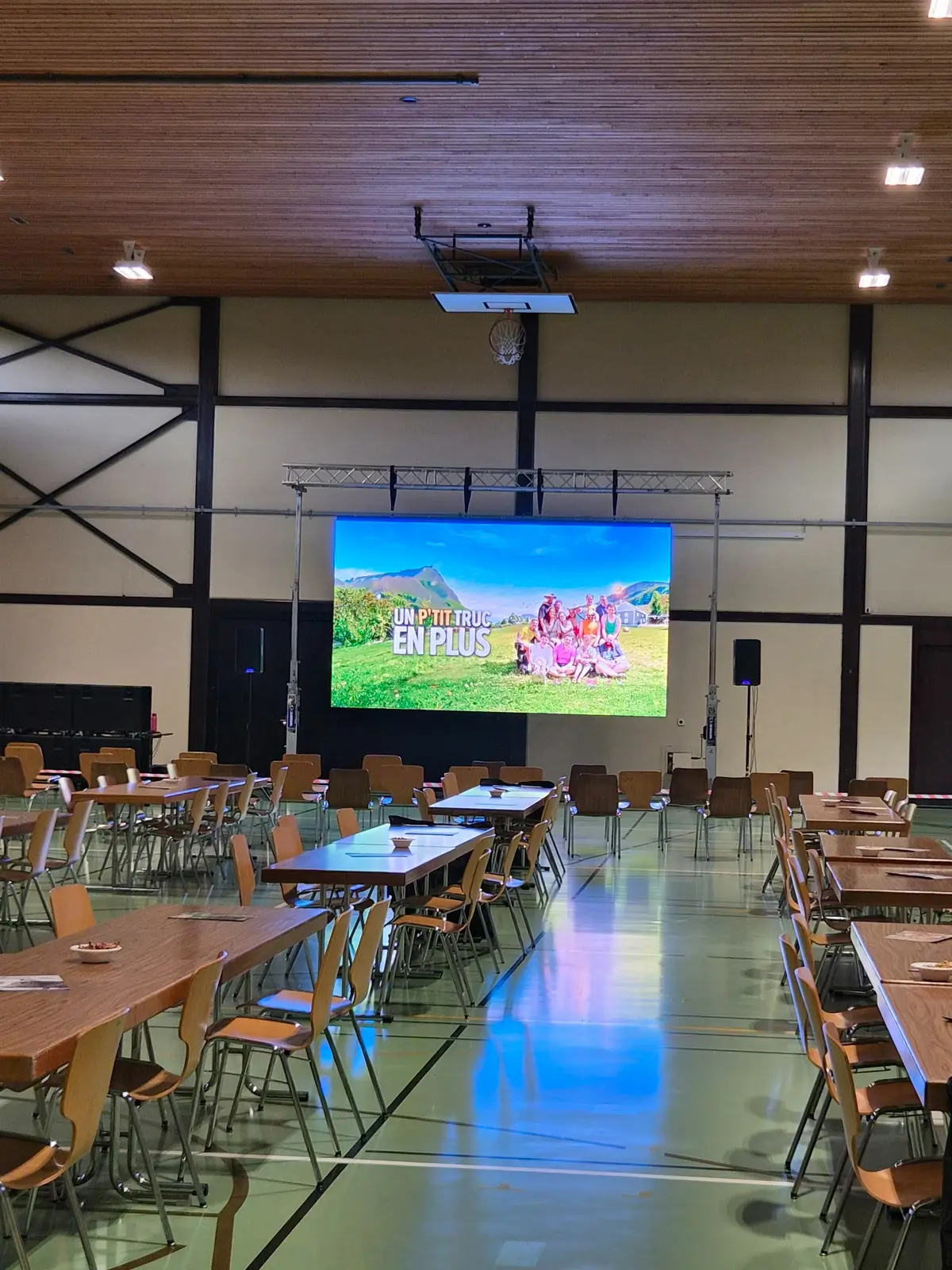 Écran LED installé dans une salle communale